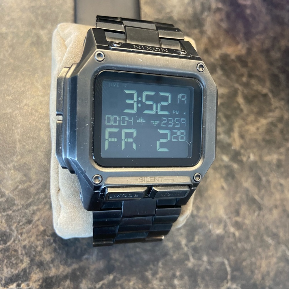 Nixon Regulus SS - stainless steel. Excellent condition. All black.
